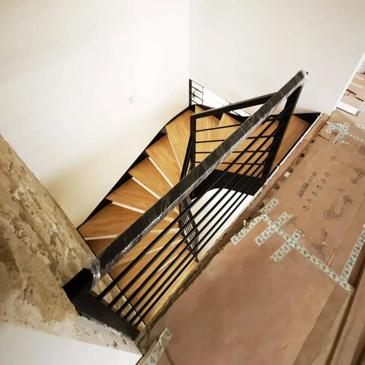 Escalier double quart tournant, limons acier et marchés… — Alliage Mobilier (5)