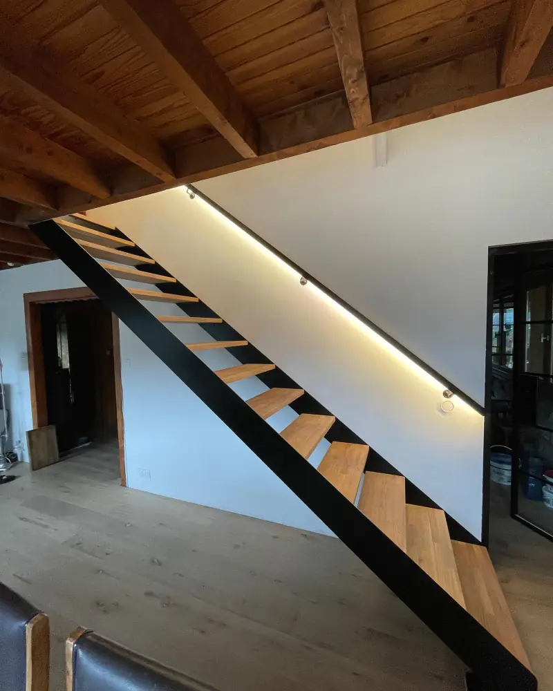 Escalier droit simple et moderne avec main courante… — Escaliers Alliage Mobilier