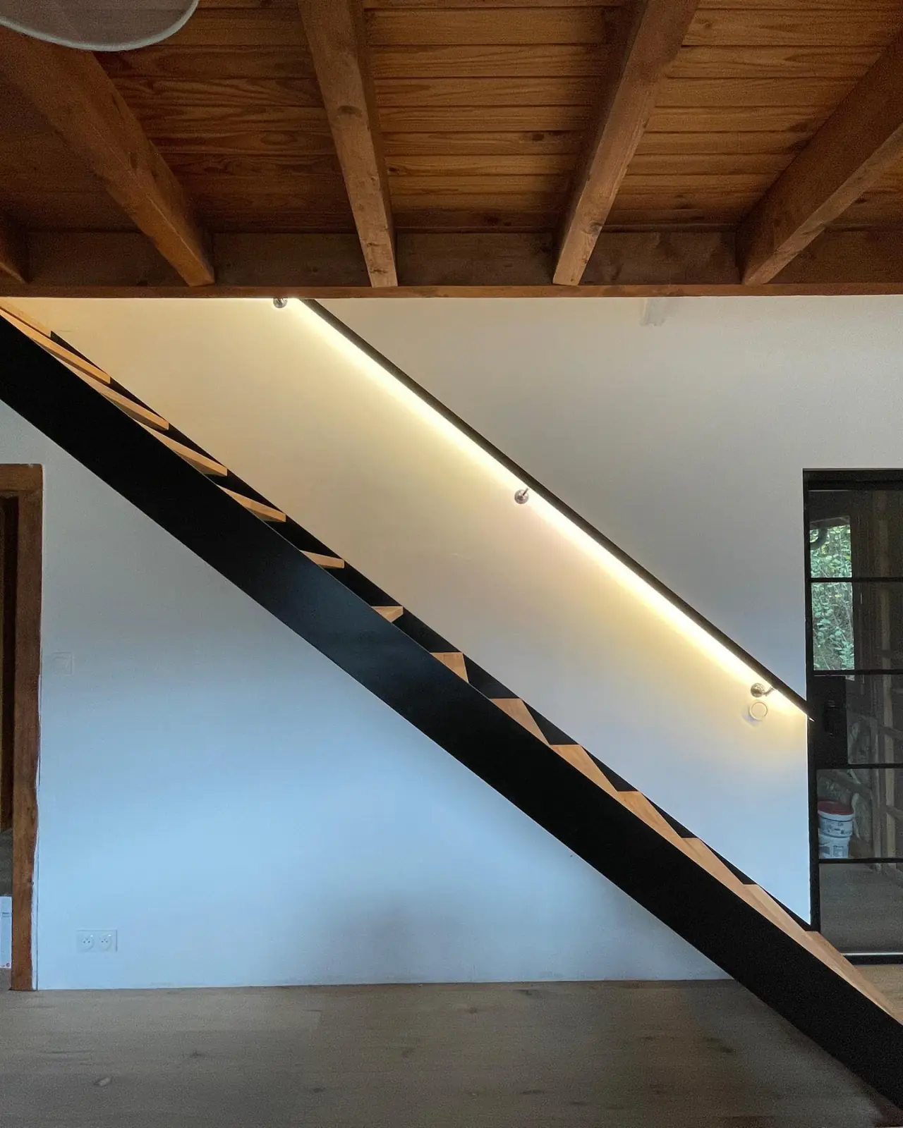Escalier droit simple et moderne avec main courante… — Alliage Mobilier (2)