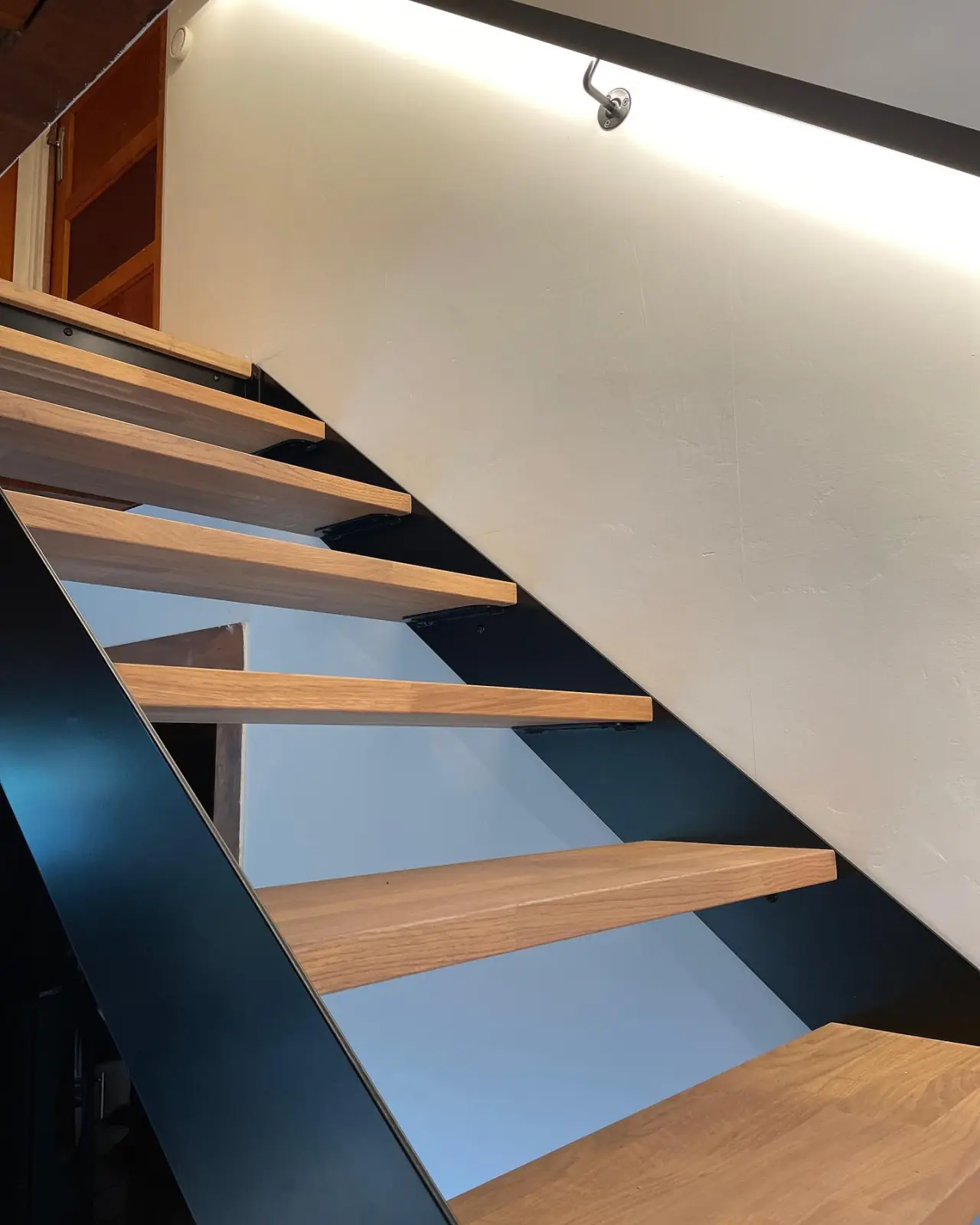 Escalier droit simple et moderne avec main courante… — Alliage Mobilier (3)