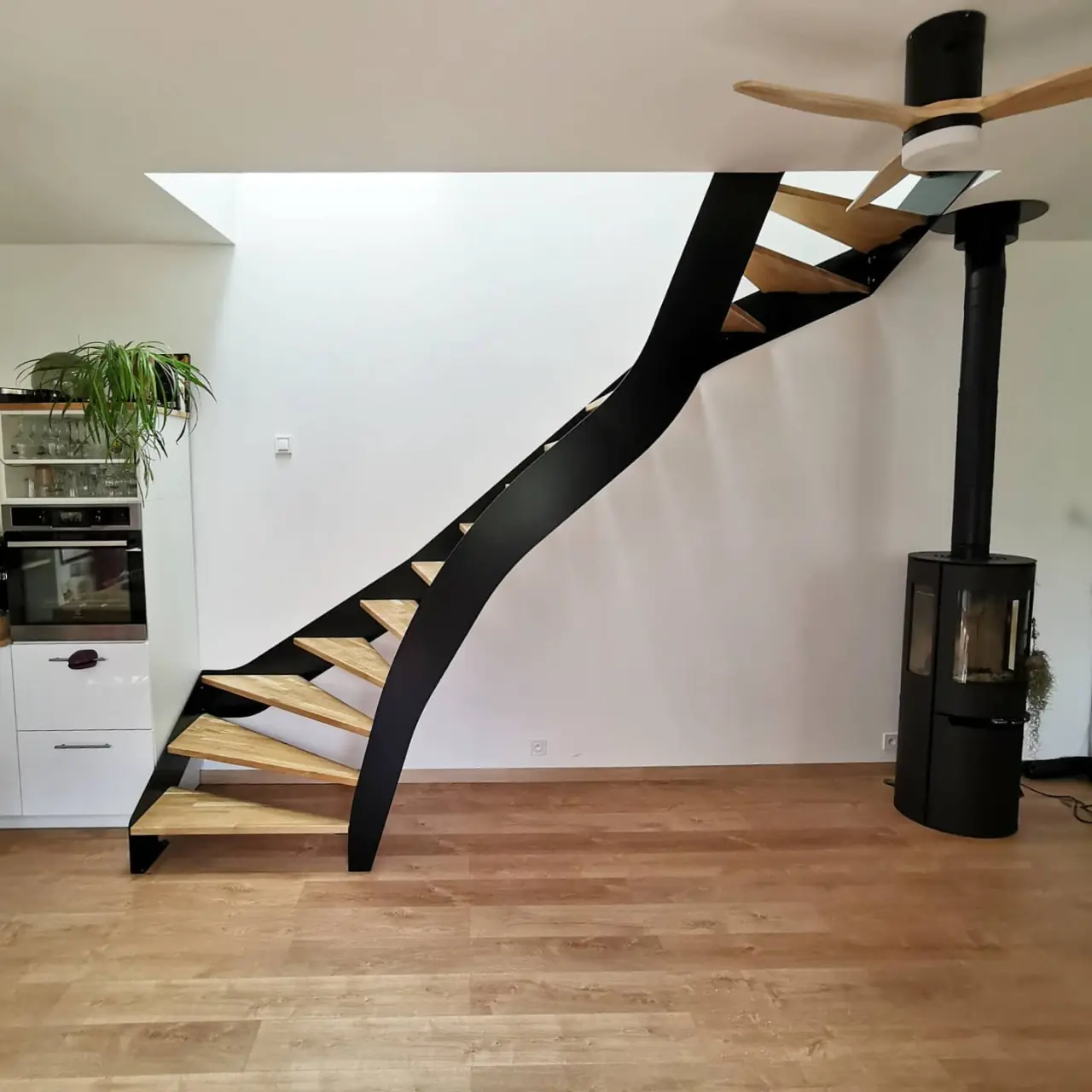 Escalier du jour, limons acier noir et marches en chêne — Alliage Mobilier (1)