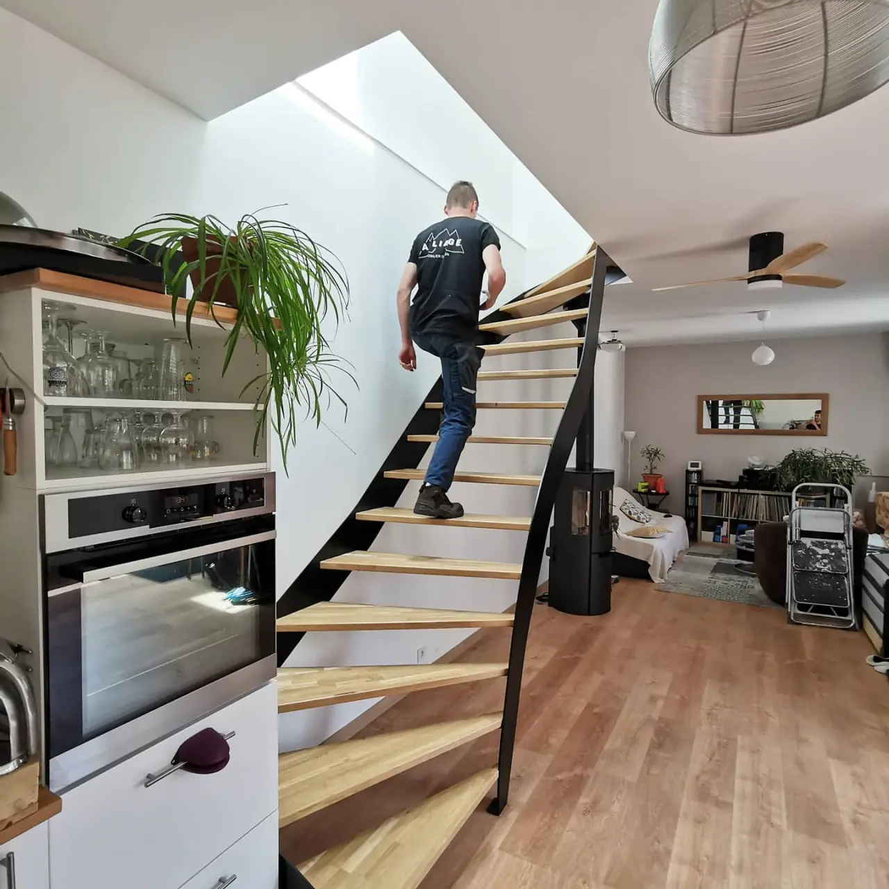 Escalier du jour, limons acier noir et marches en chêne — Alliage Mobilier (2)