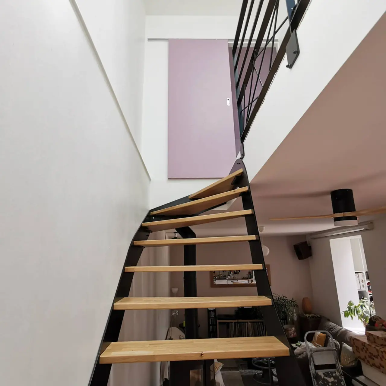 Escalier du jour, limons acier noir et marches en chêne — Alliage Mobilier (3)