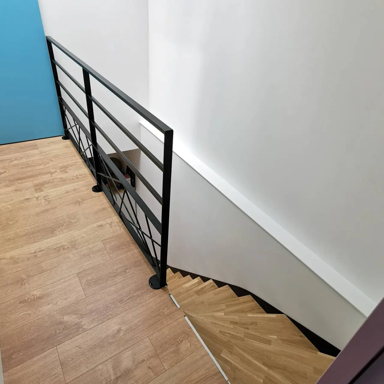 Escalier du jour, limons acier noir et marches en chêne — Alliage Mobilier (4)