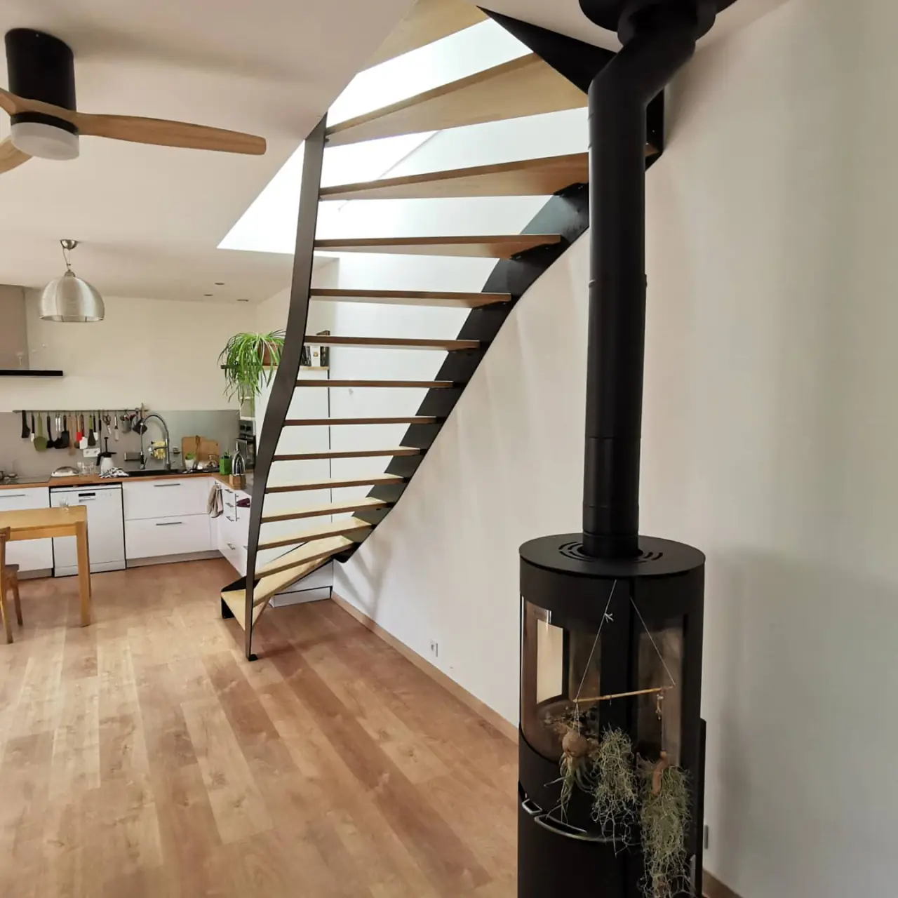 Escalier du jour, limons acier noir et marches en chêne — Alliage Mobilier (5)
