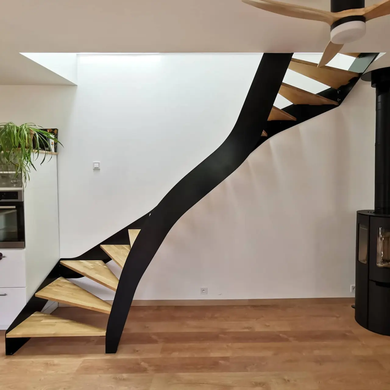 Escalier du jour, limons acier noir et marches en chêne — Alliage Mobilier (6)