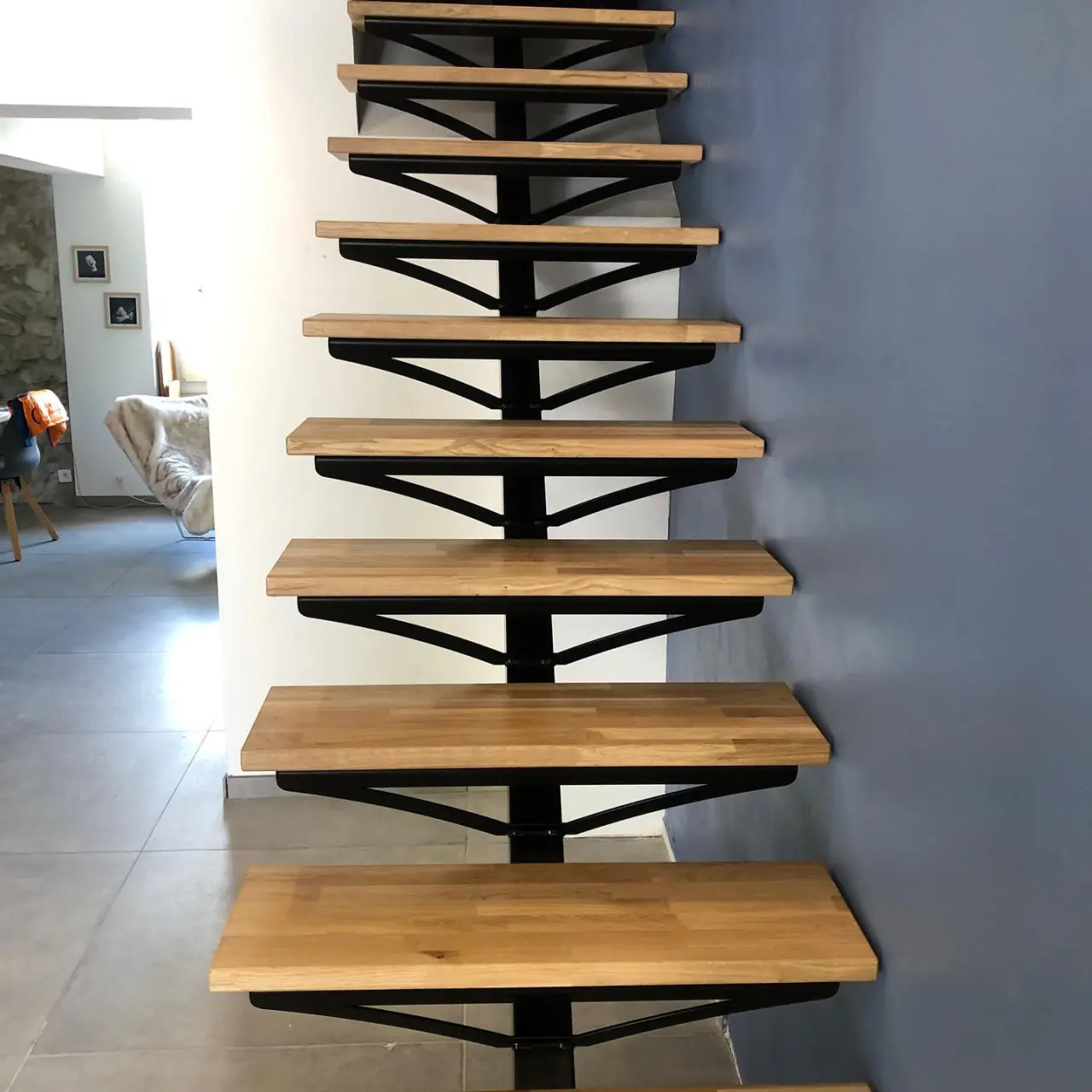 Escalier limon central et marches en chêne sur-mesure… — Alliage Mobilier (2)
