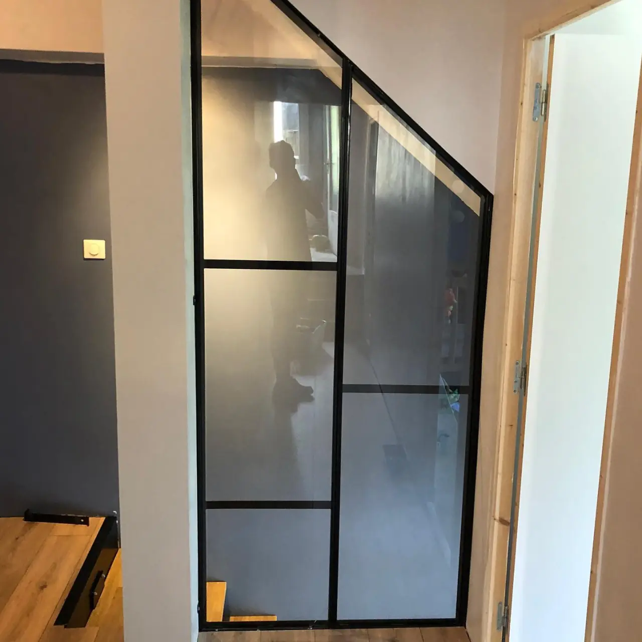 Escalier limon central et marches en chêne sur-mesure… — Alliage Mobilier (4)