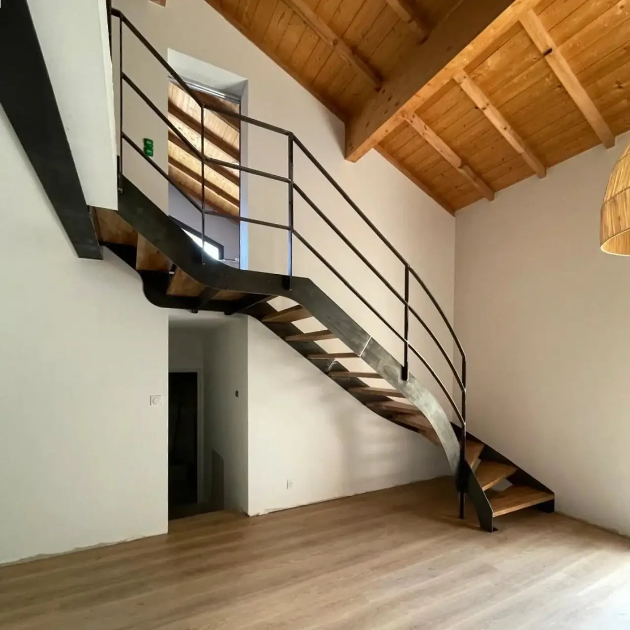 Escalier sur mesure, acier brut et chêne pour la… — Alliage Mobilier (1)