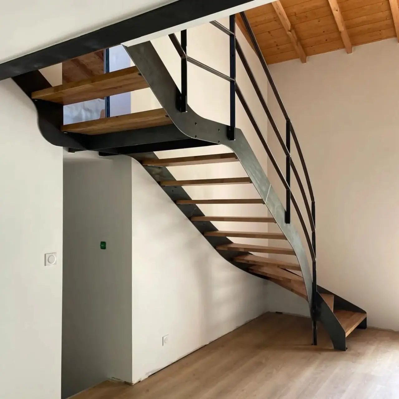 Escalier sur mesure, acier brut et chêne pour la… — Alliage Mobilier (4)