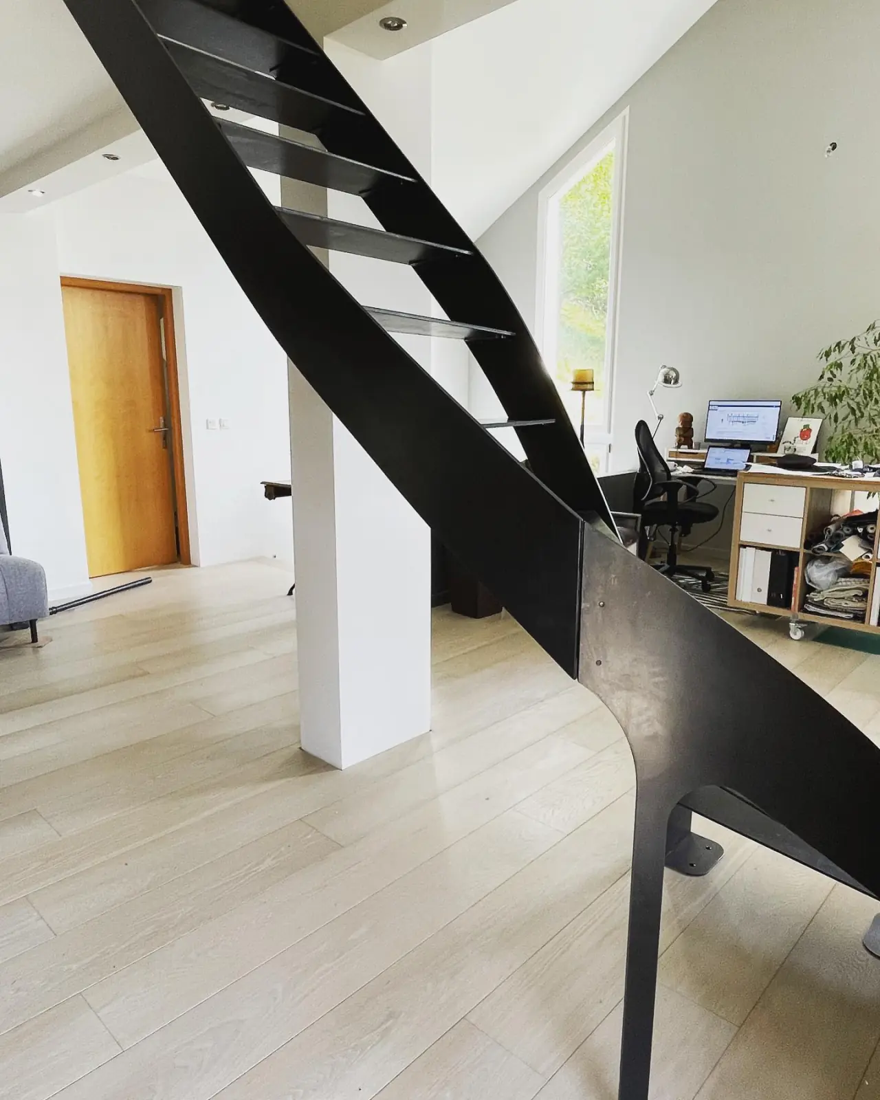 Escalier tout réalisé tout en tôle acier 8mm — Alliage Mobilier (2)