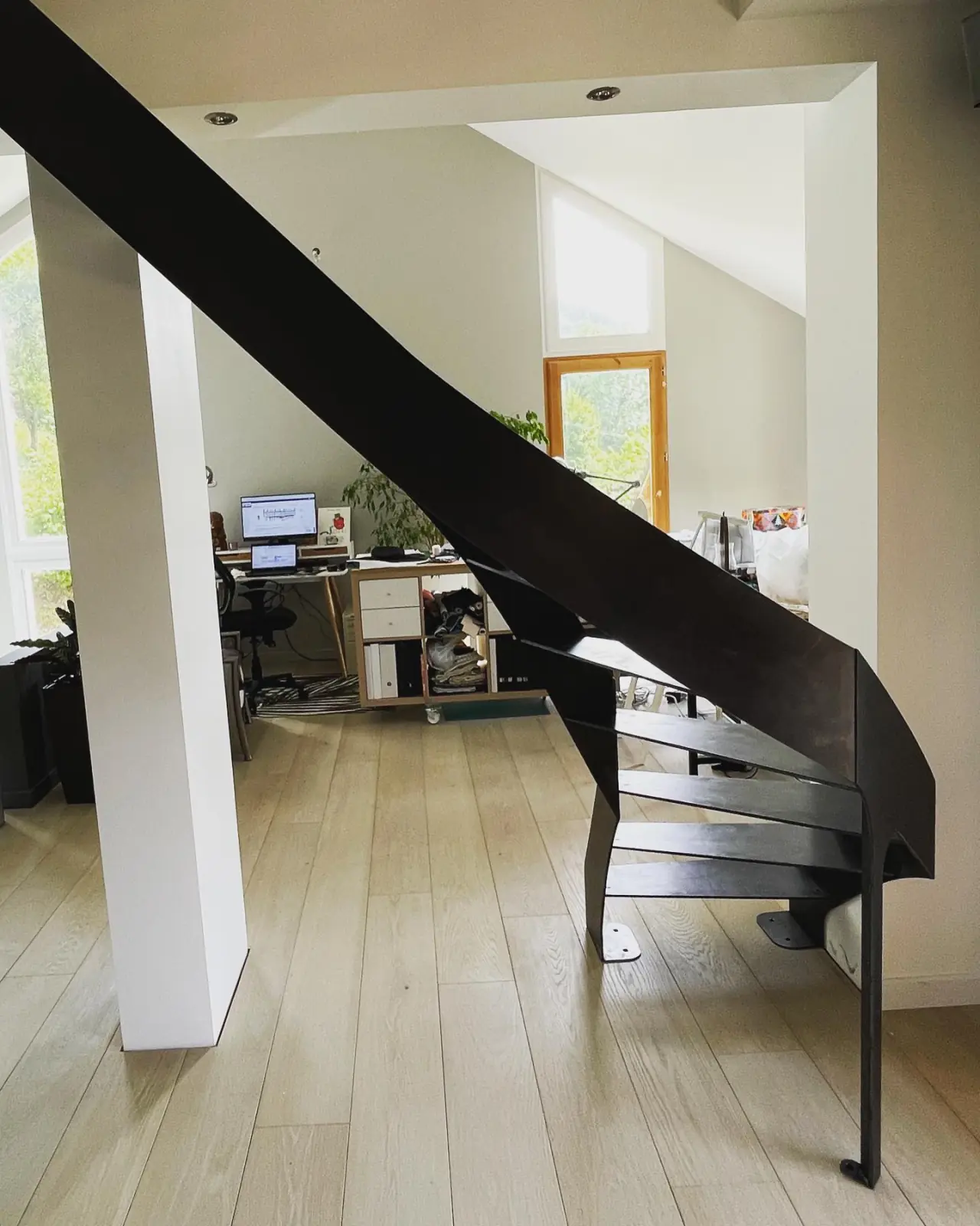 Escalier tout réalisé tout en tôle acier 8mm — Alliage Mobilier (3)