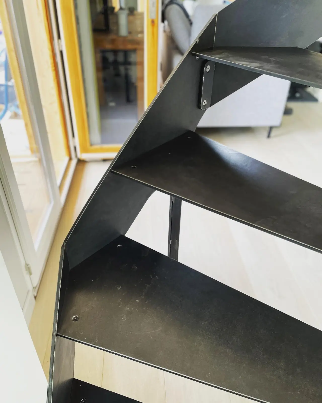 Escalier tout réalisé tout en tôle acier 8mm — Alliage Mobilier (6)