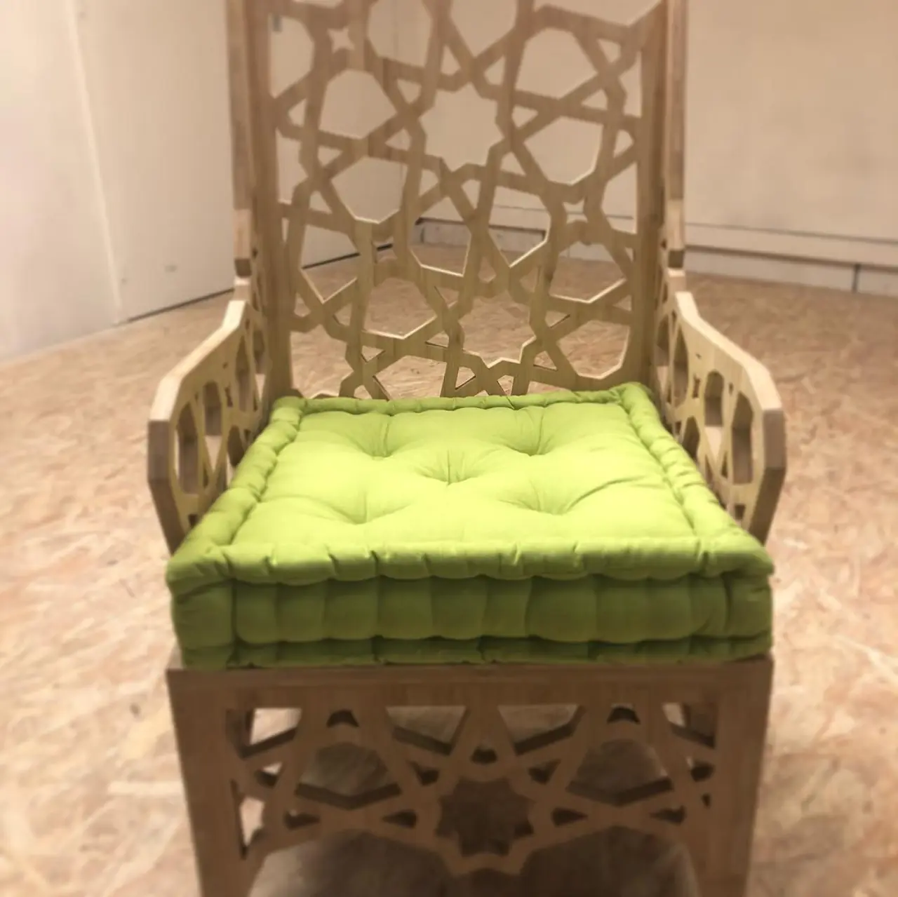 Fauteuil à motifs Moucharabiehs en Bambou usiné — Alliage Mobilier (2)