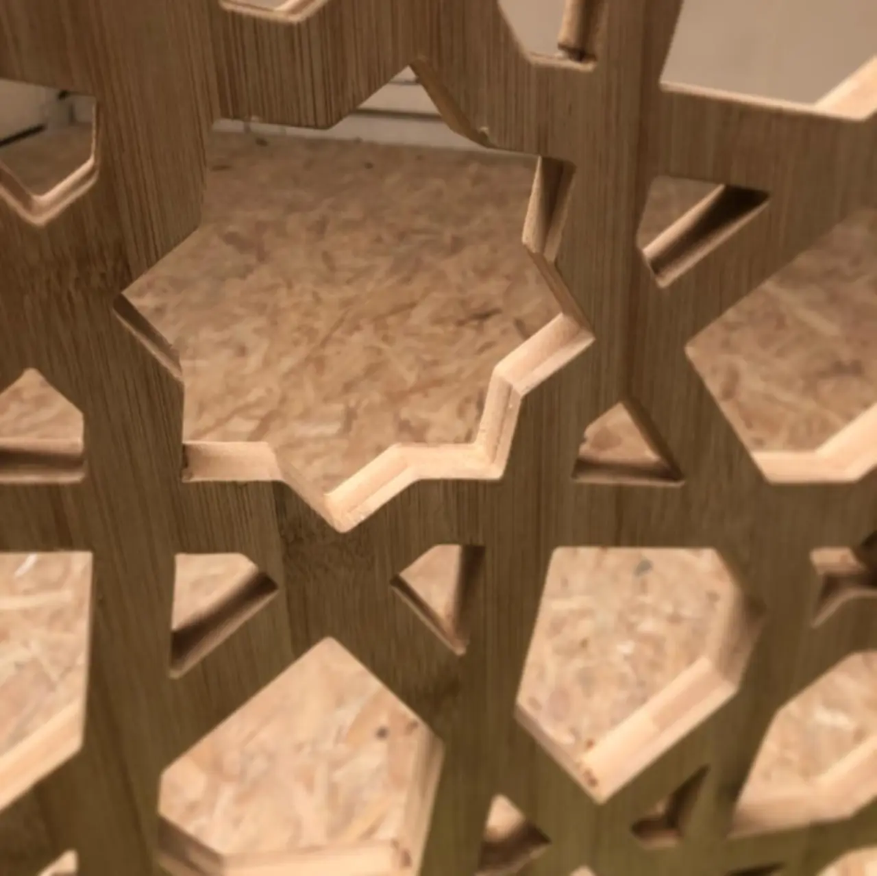 Fauteuil à motifs Moucharabiehs en Bambou usiné — Alliage Mobilier (3)