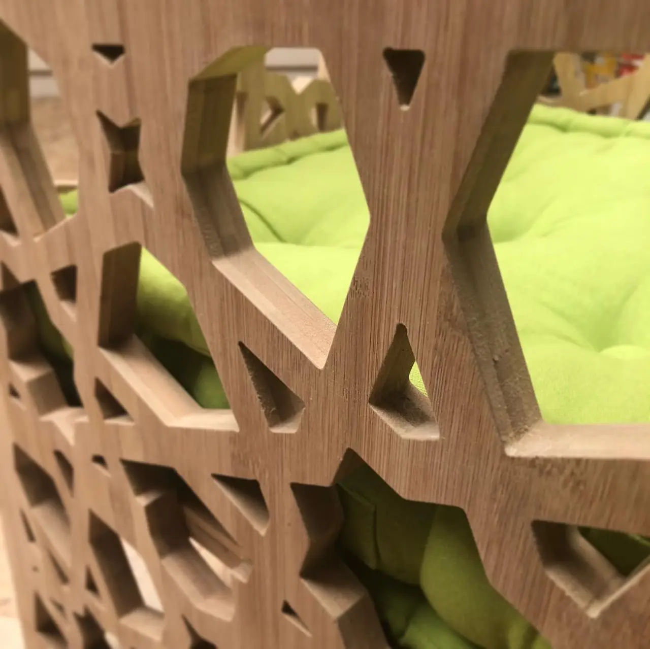 Fauteuil à motifs Moucharabiehs en Bambou usiné — Alliage Mobilier (4)