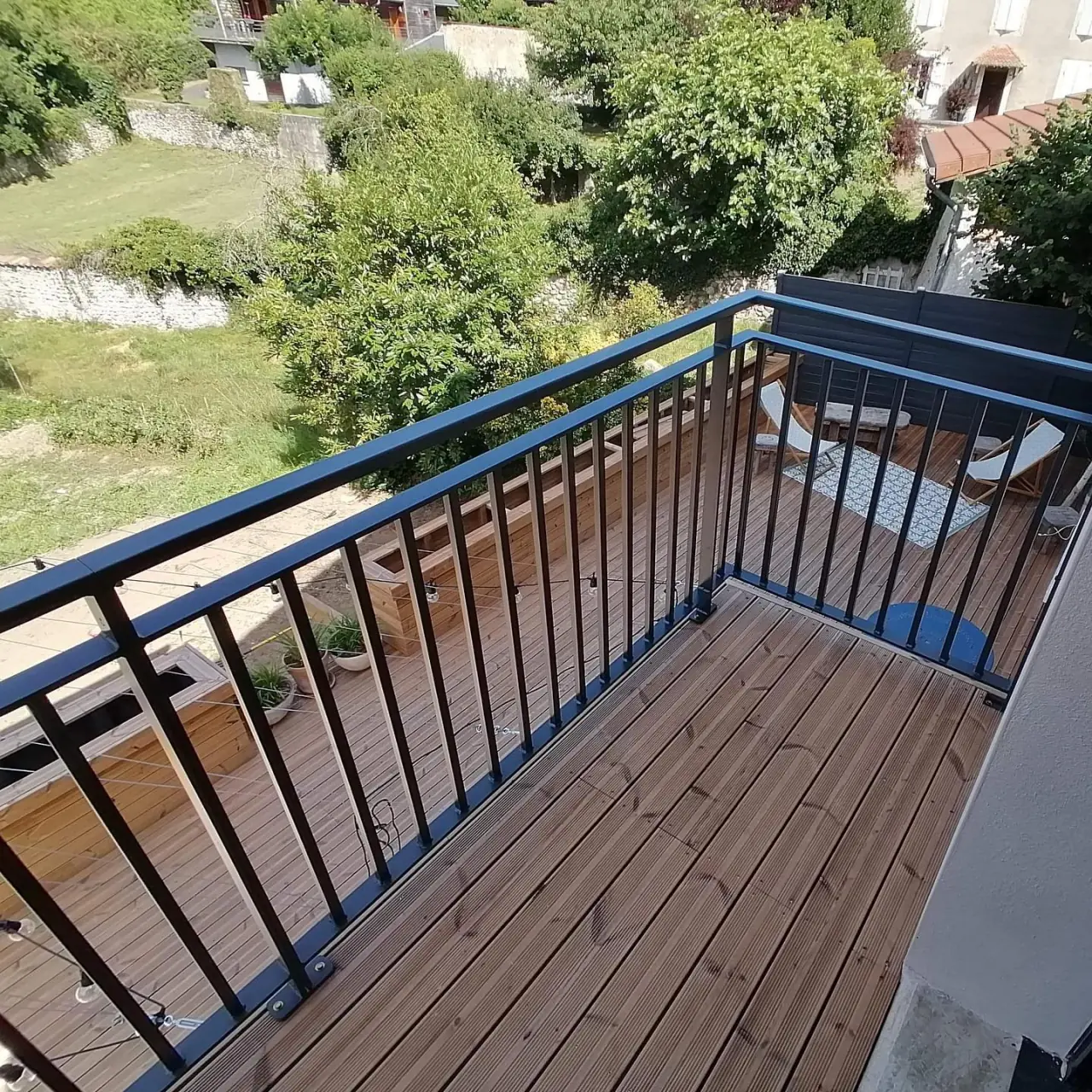 Garde-corps de balcon en acier peint anthracite pour… — Alliage Mobilier (1)