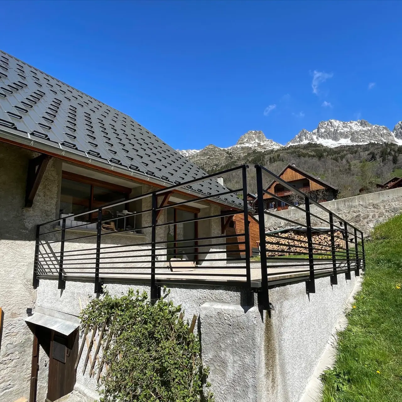 Garde-corps pour sécuriser la terrasse d’une maison a… — Alliage Mobilier (1)