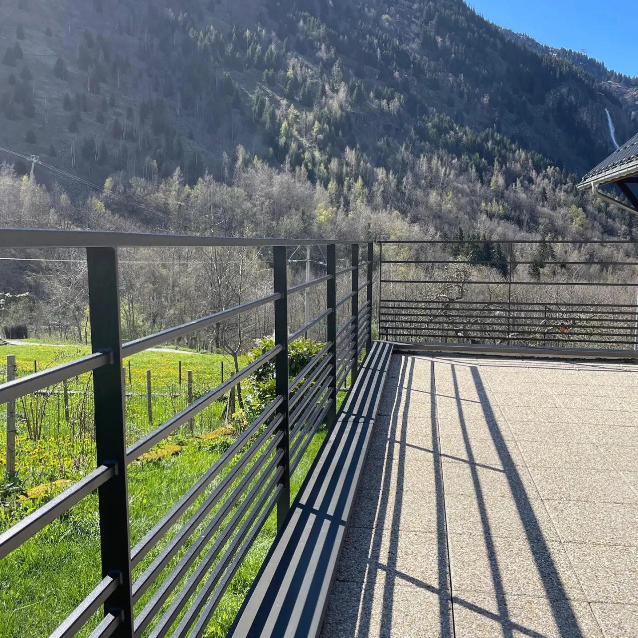 Garde-corps pour sécuriser la terrasse d’une maison a… — Alliage Mobilier (2)