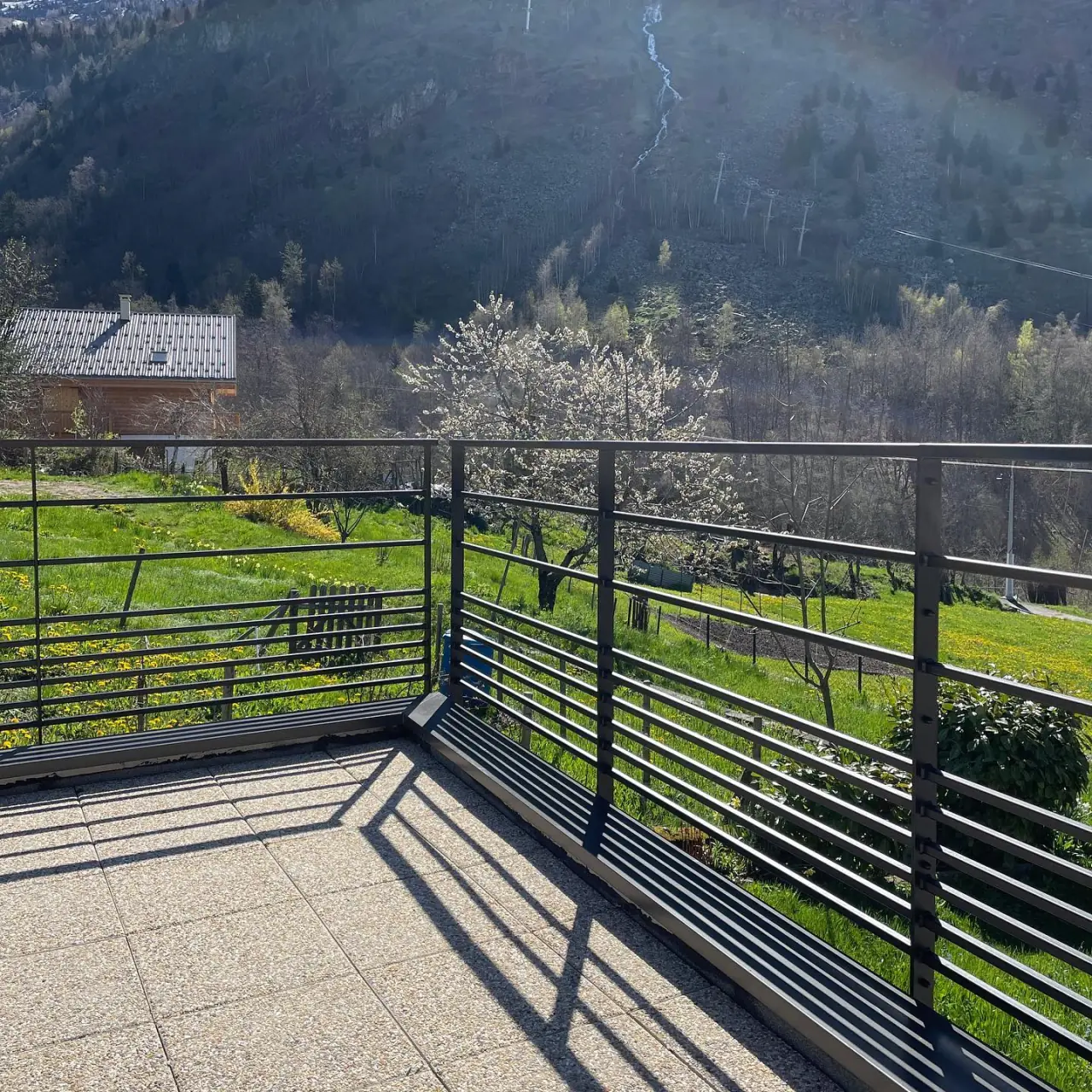 Garde-corps pour sécuriser la terrasse d’une maison a… — Alliage Mobilier (3)
