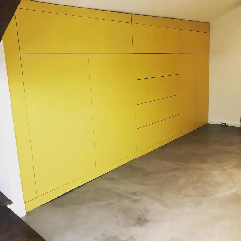 Grand meuble de buanderie sur-mesure, sous pente de toit — Mobilier Alliage Mobilier