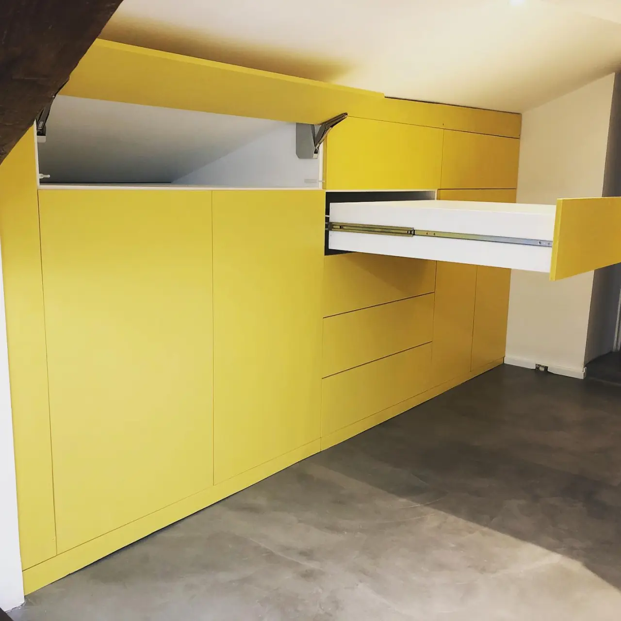 Grand meuble de buanderie sur-mesure, sous pente de toit — Alliage Mobilier (2)