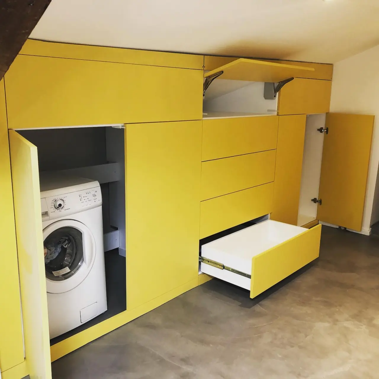 Grand meuble de buanderie sur-mesure, sous pente de toit — Alliage Mobilier (3)