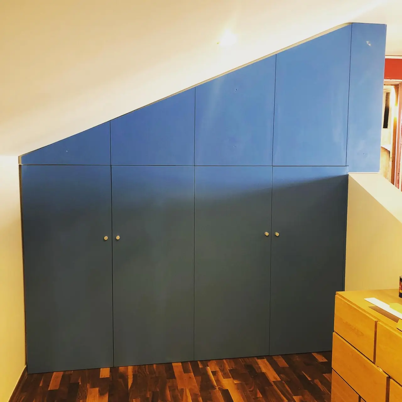 Grand meuble de buanderie sur-mesure, sous pente de toit — Alliage Mobilier (4)