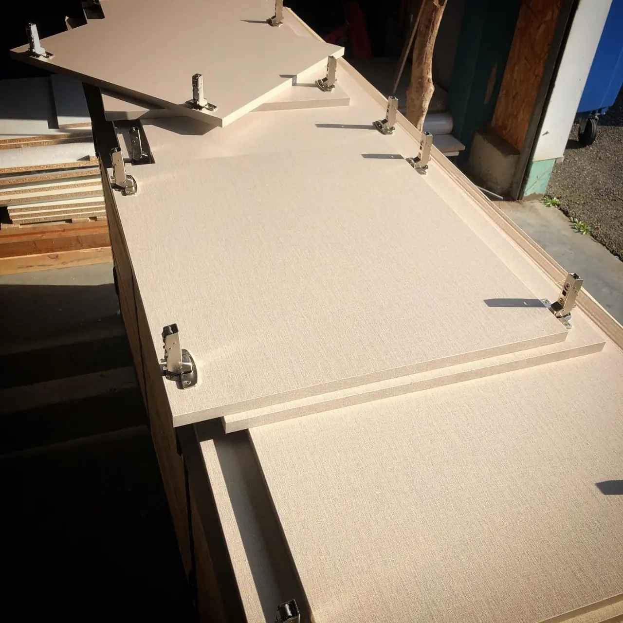 Grande penderie sur mesure en fabrication — Alliage Mobilier (2)