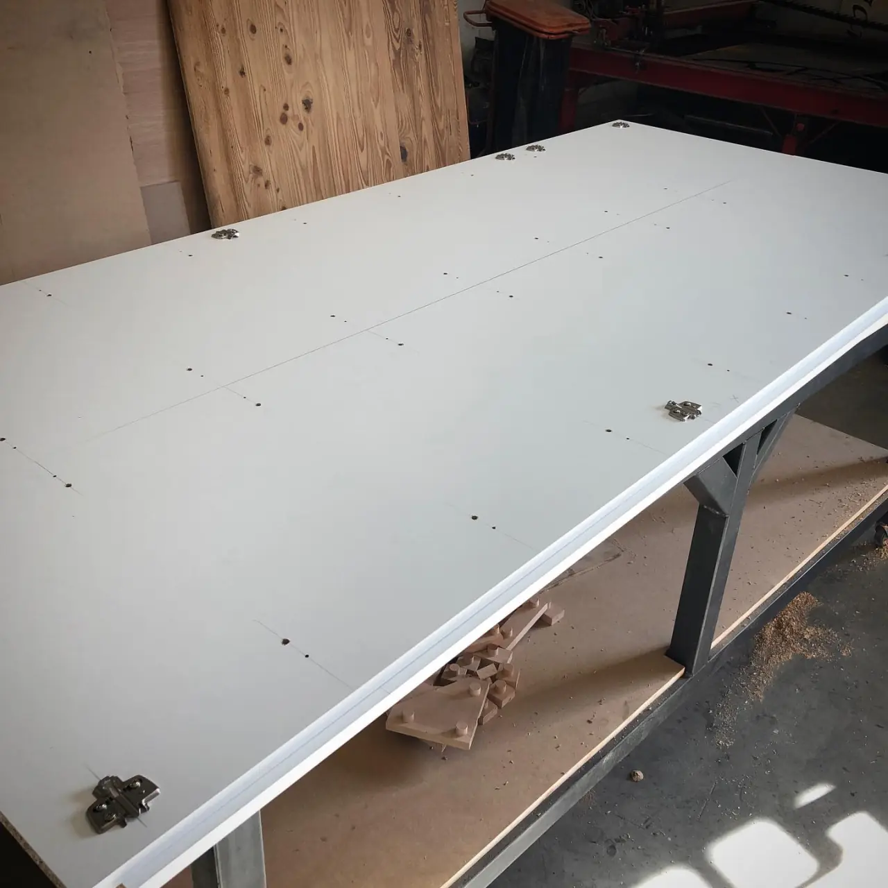 Grande penderie sur mesure en fabrication — Alliage Mobilier (3)