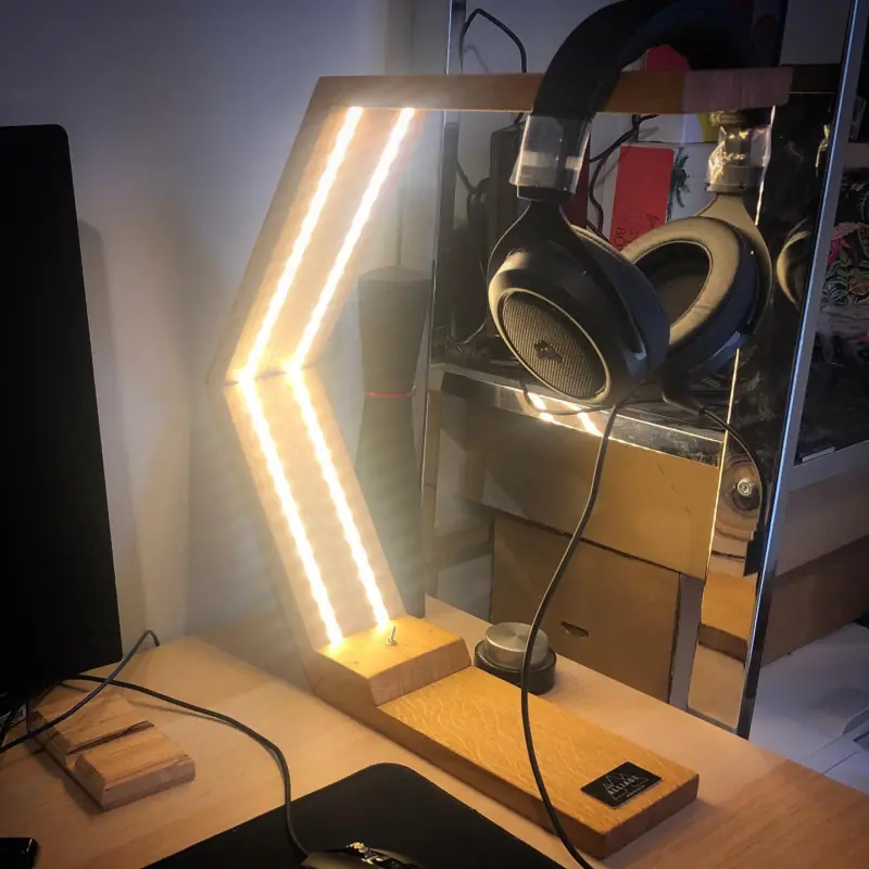 Lampe de bureau Hexagonale à led en chêne massif — Mobilier Alliage Mobilier