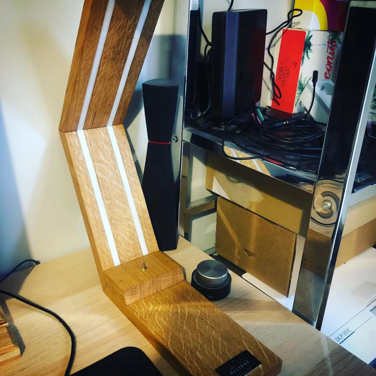 Lampe de bureau Hexagonale à led en chêne massif — Alliage Mobilier (2)