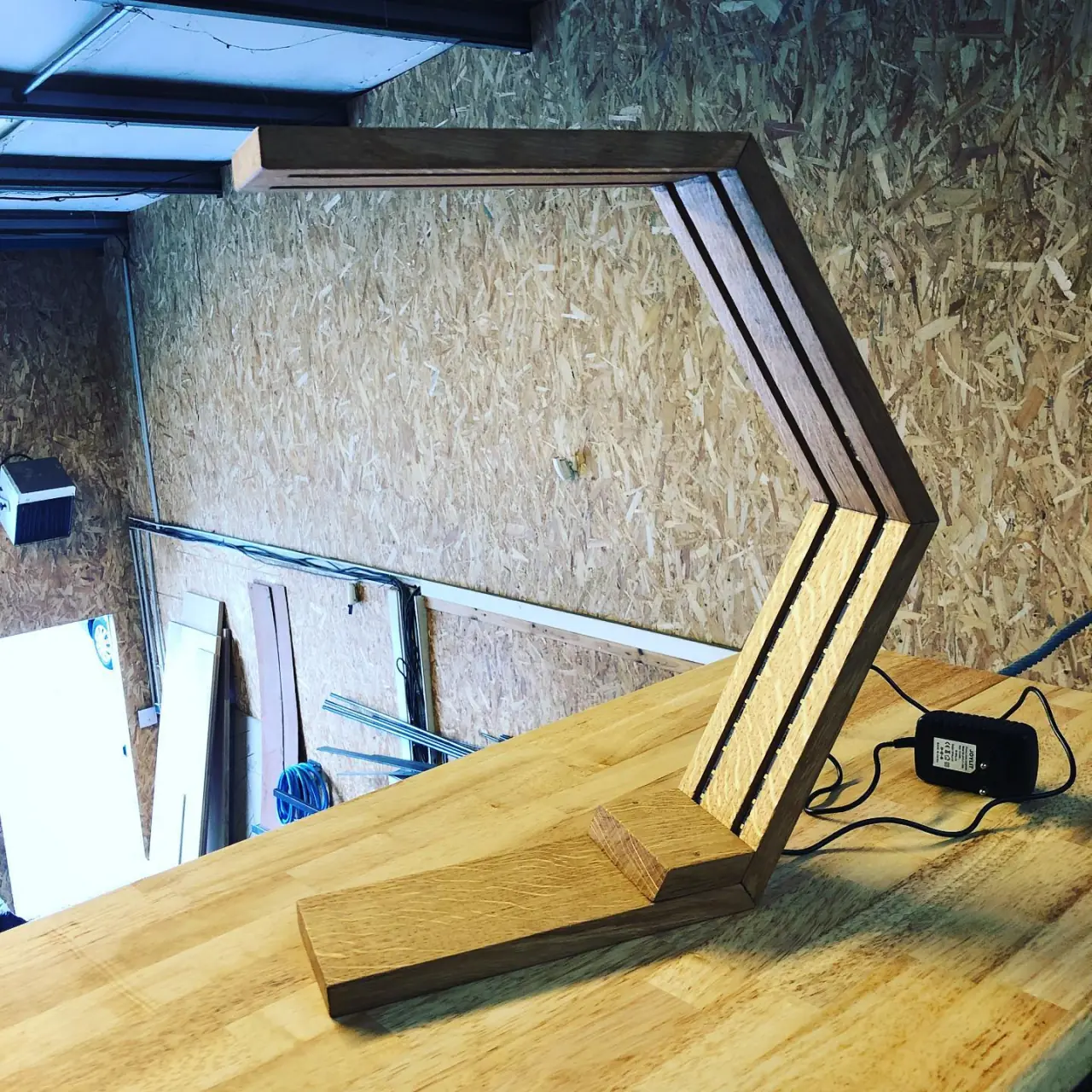 Lampe de bureau Hexagonale à led en chêne massif — Alliage Mobilier (3)