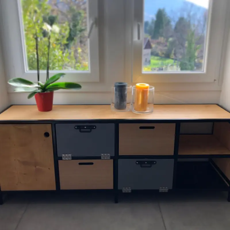 Meuble sur-mesure en acier peint et bois teinté chêne au… — Mobilier Alliage Mobilier