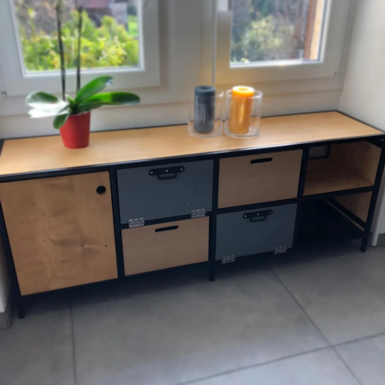 Meuble sur-mesure en acier peint et bois teinté chêne au… — Alliage Mobilier (2)