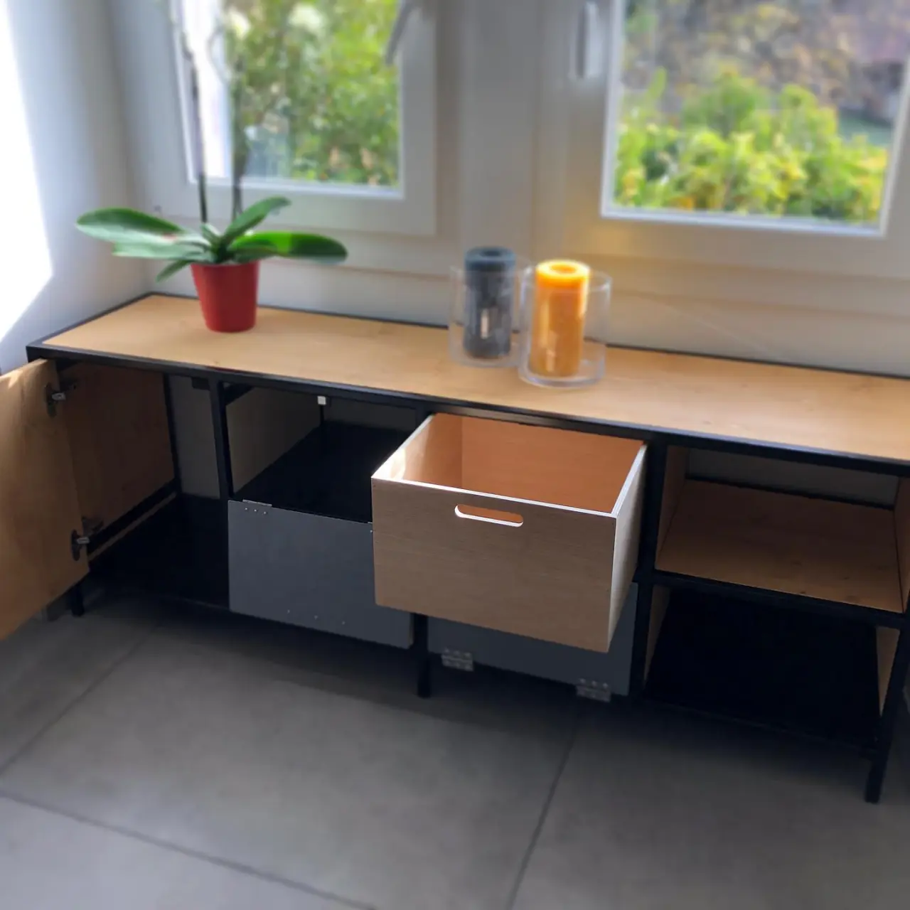 Meuble sur-mesure en acier peint et bois teinté chêne au… — Alliage Mobilier (3)