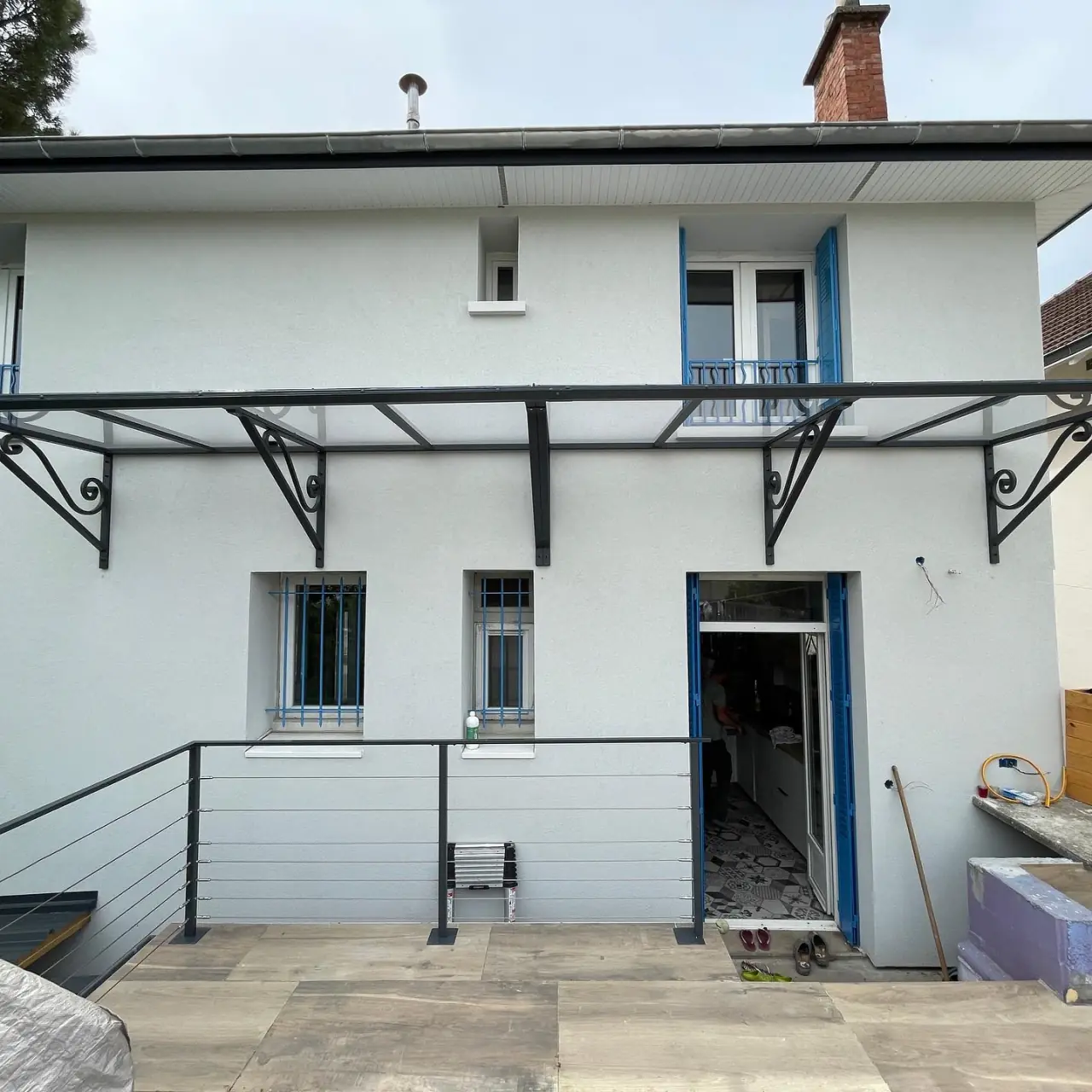 Nous avons posés cette belle marquise sur-mesure de 6,2m… — Alliage Mobilier (2)