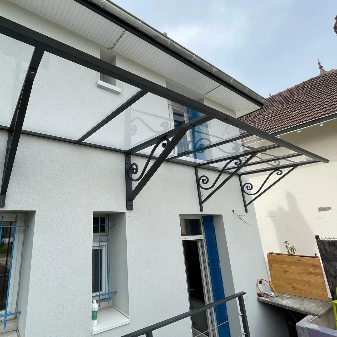 Nous avons posés cette belle marquise sur-mesure de 6,2m… — Alliage Mobilier (3)