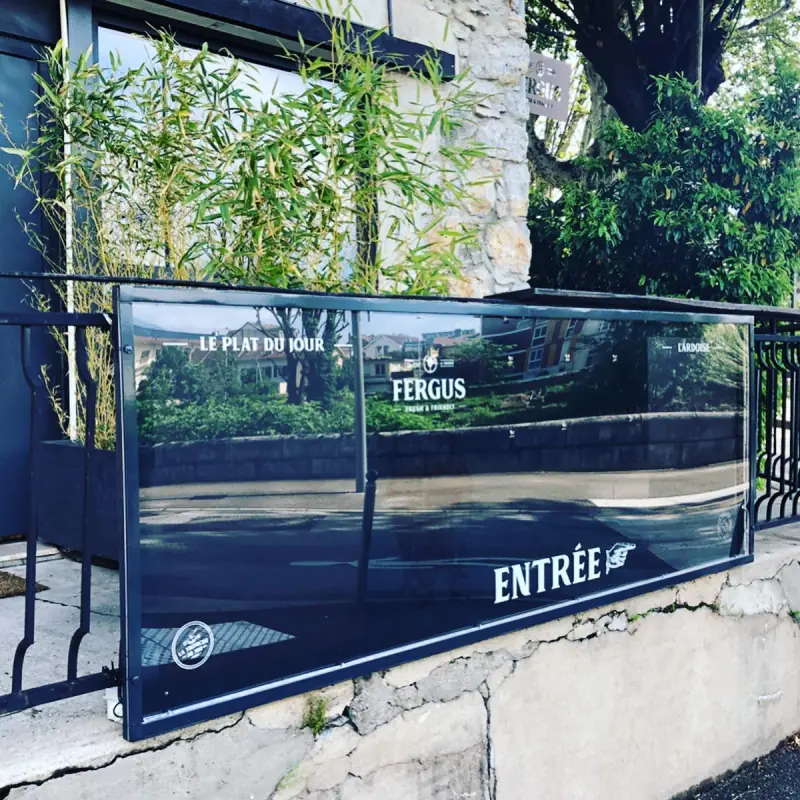 Panneau d’affichages éclairés pour les menus d’un… — Mobilier Alliage Mobilier