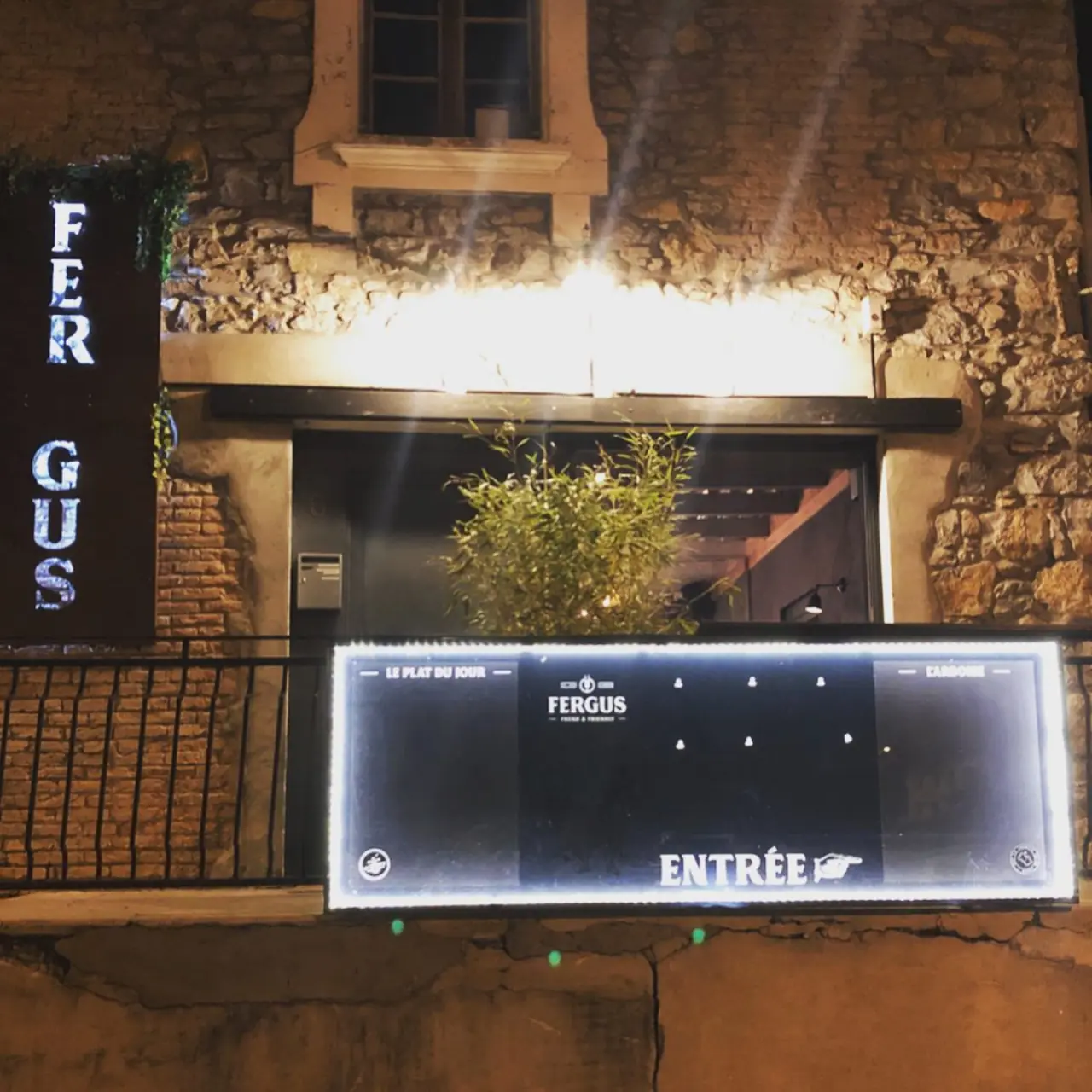 Panneau d’affichages éclairés pour les menus d’un… — Alliage Mobilier (2)