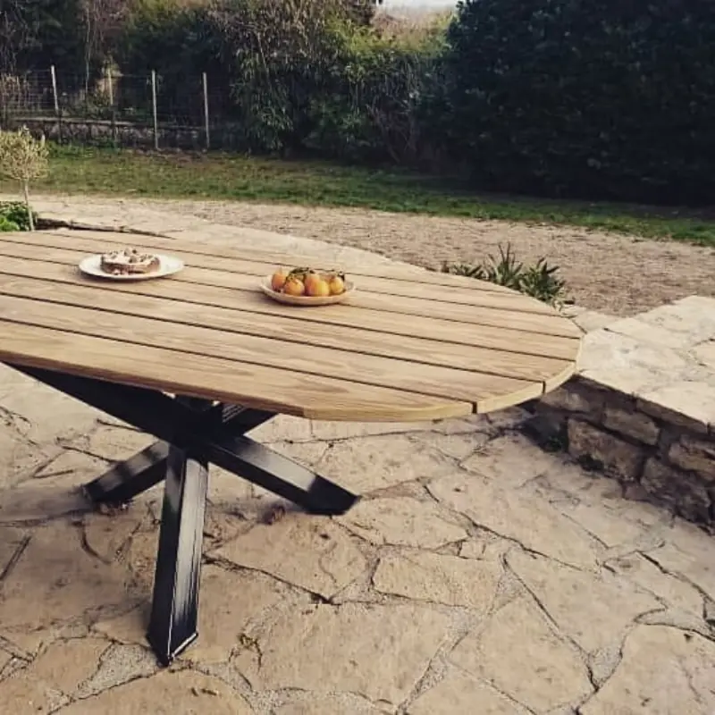 Photo chez le client de cette grande table d'extérieur… — Mobilier Alliage Mobilier