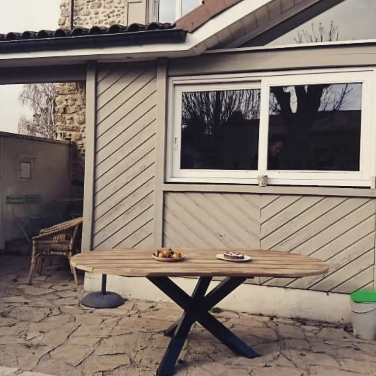 Photo chez le client de cette grande table d'extérieur… — Alliage Mobilier (2)