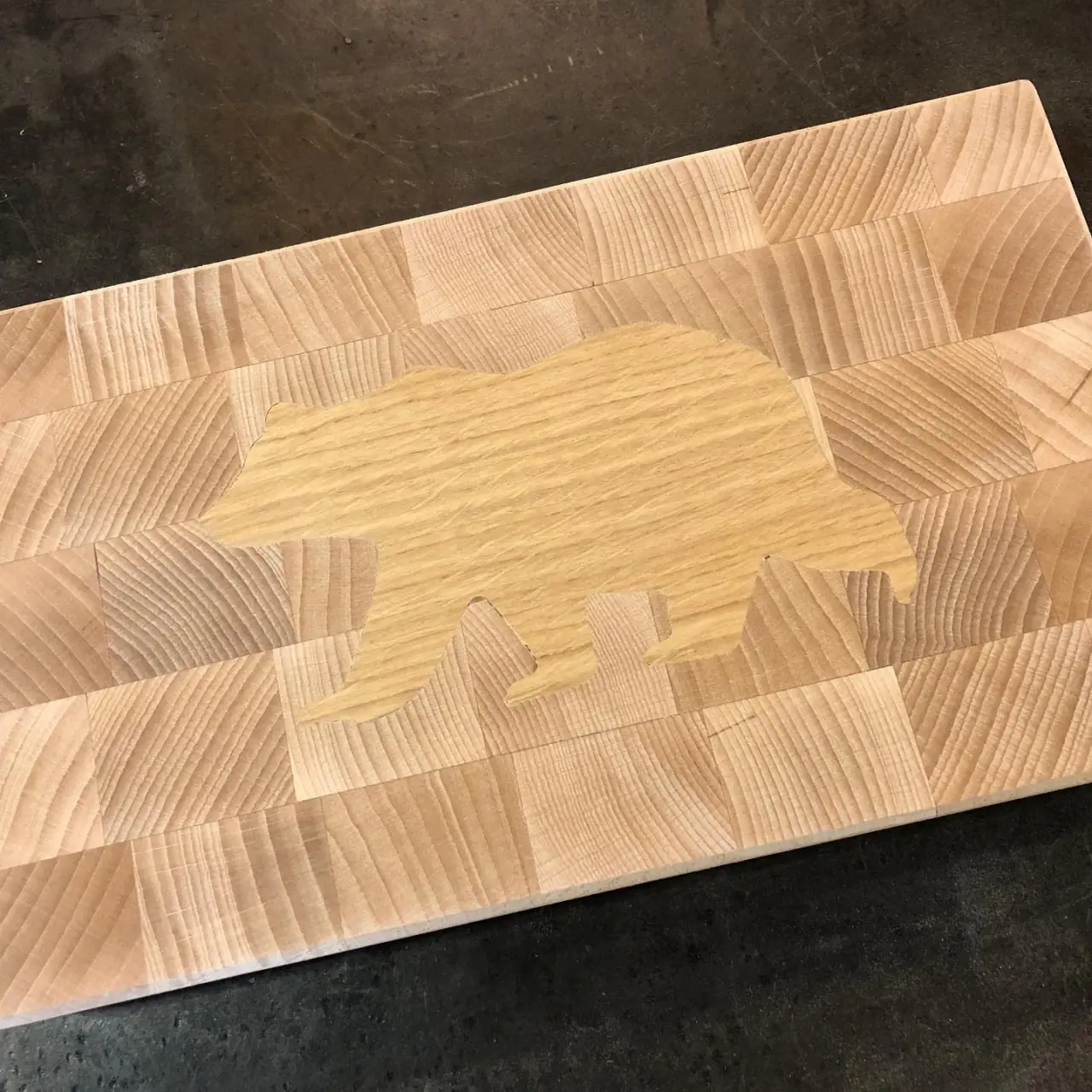 Planche à découper Billot (bois de bout) en Hêtre avec… — Alliage Mobilier (1)