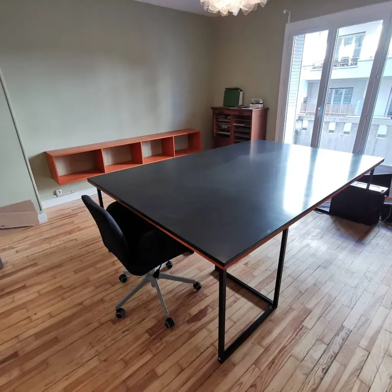 Plateau de bureau immense et caissons en valchromat noir… — Mobilier Alliage Mobilier