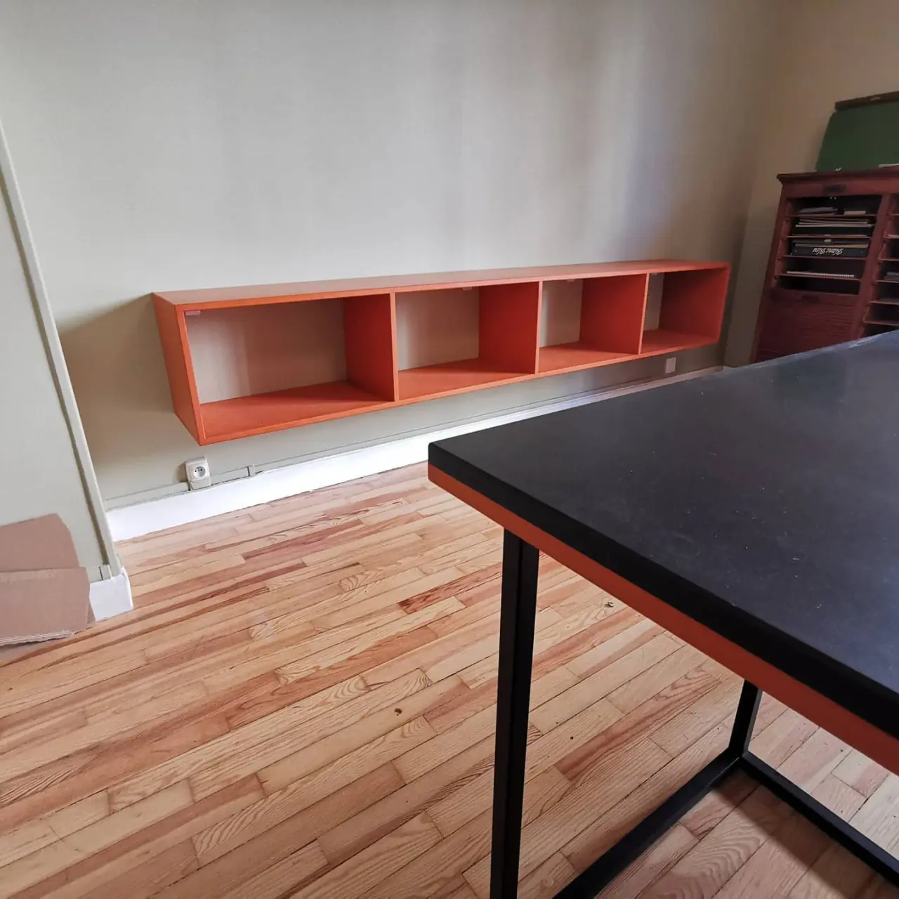Plateau de bureau immense et caissons en valchromat noir… — Alliage Mobilier (3)