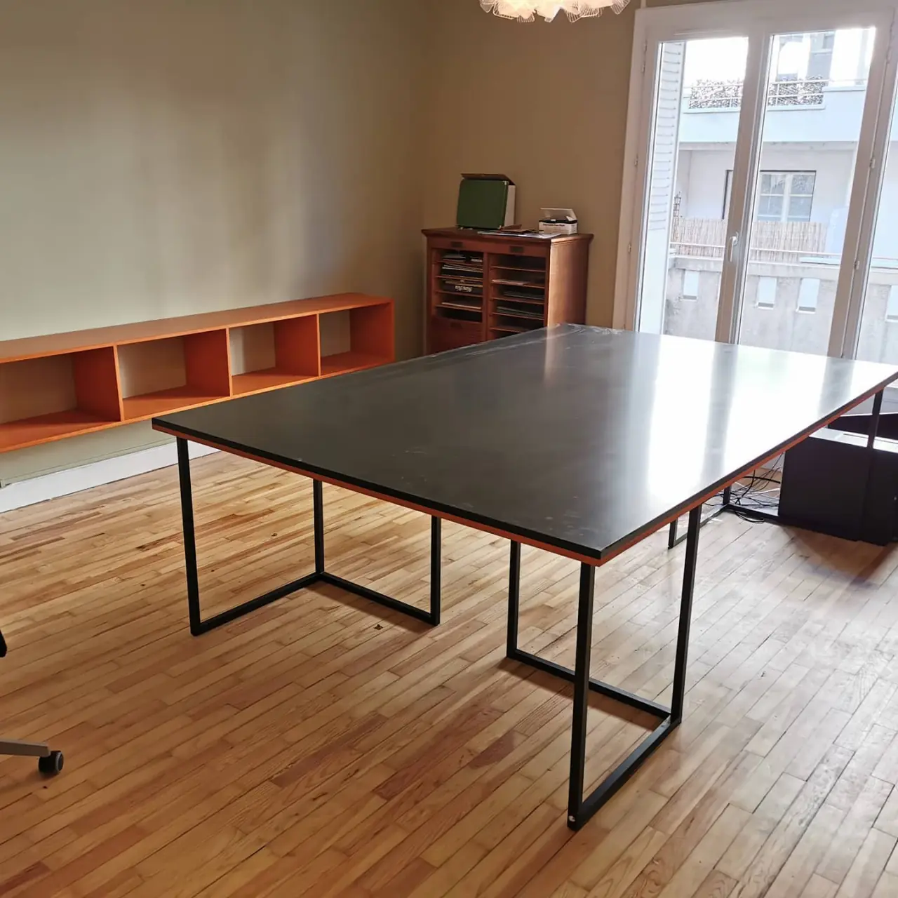 Plateau de bureau immense et caissons en valchromat noir… — Alliage Mobilier (4)