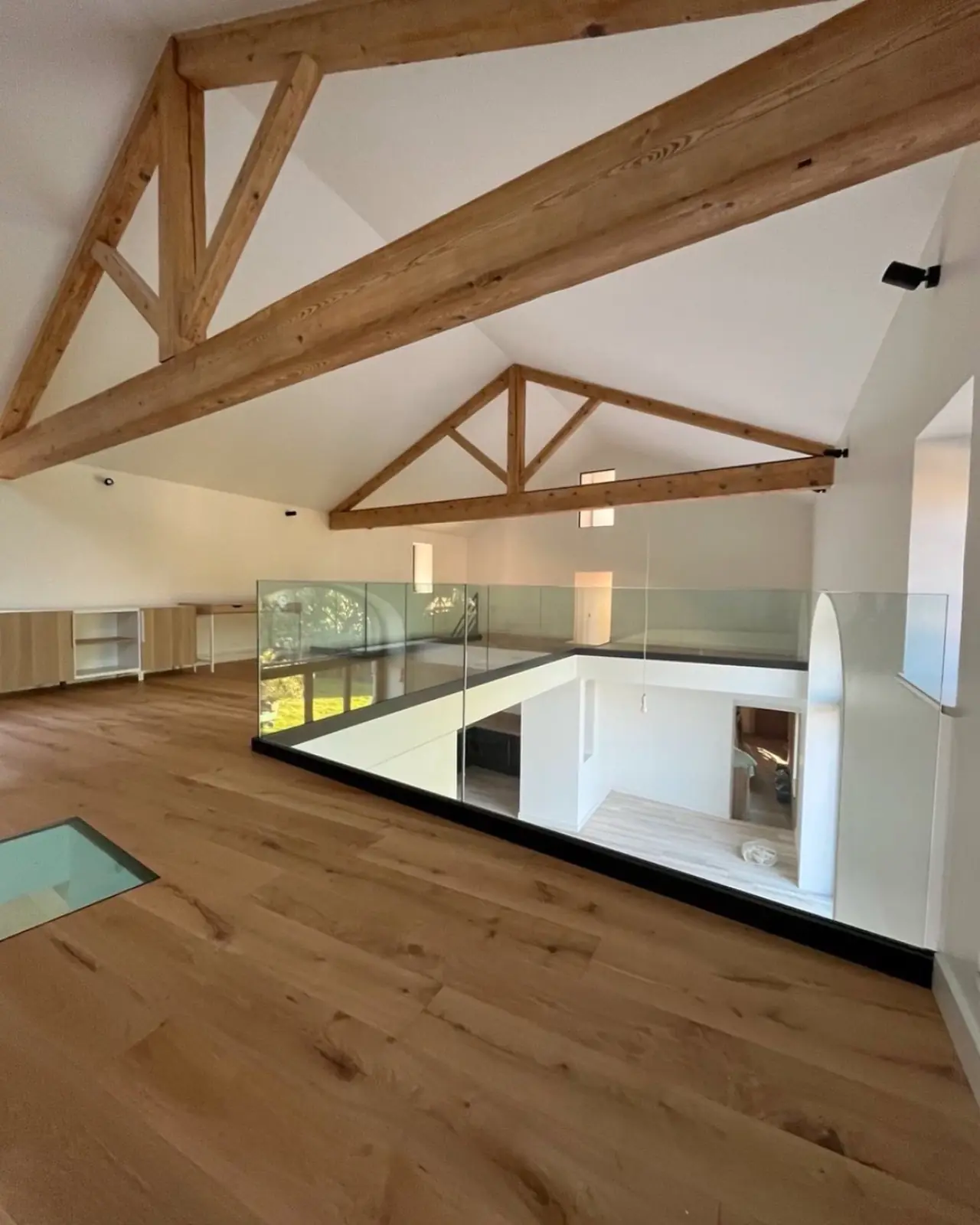 Rénovation et style moderne dans une maison de village — Alliage Mobilier (2)