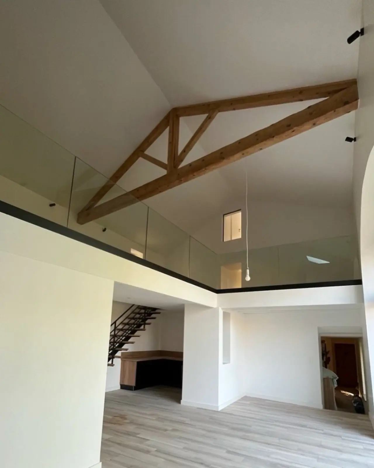 Rénovation et style moderne dans une maison de village — Alliage Mobilier (3)