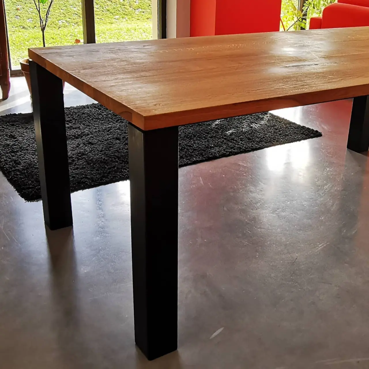 Table en chêne massif et pied acier, thermolaqué noir — Alliage Mobilier à Grenoble (3)