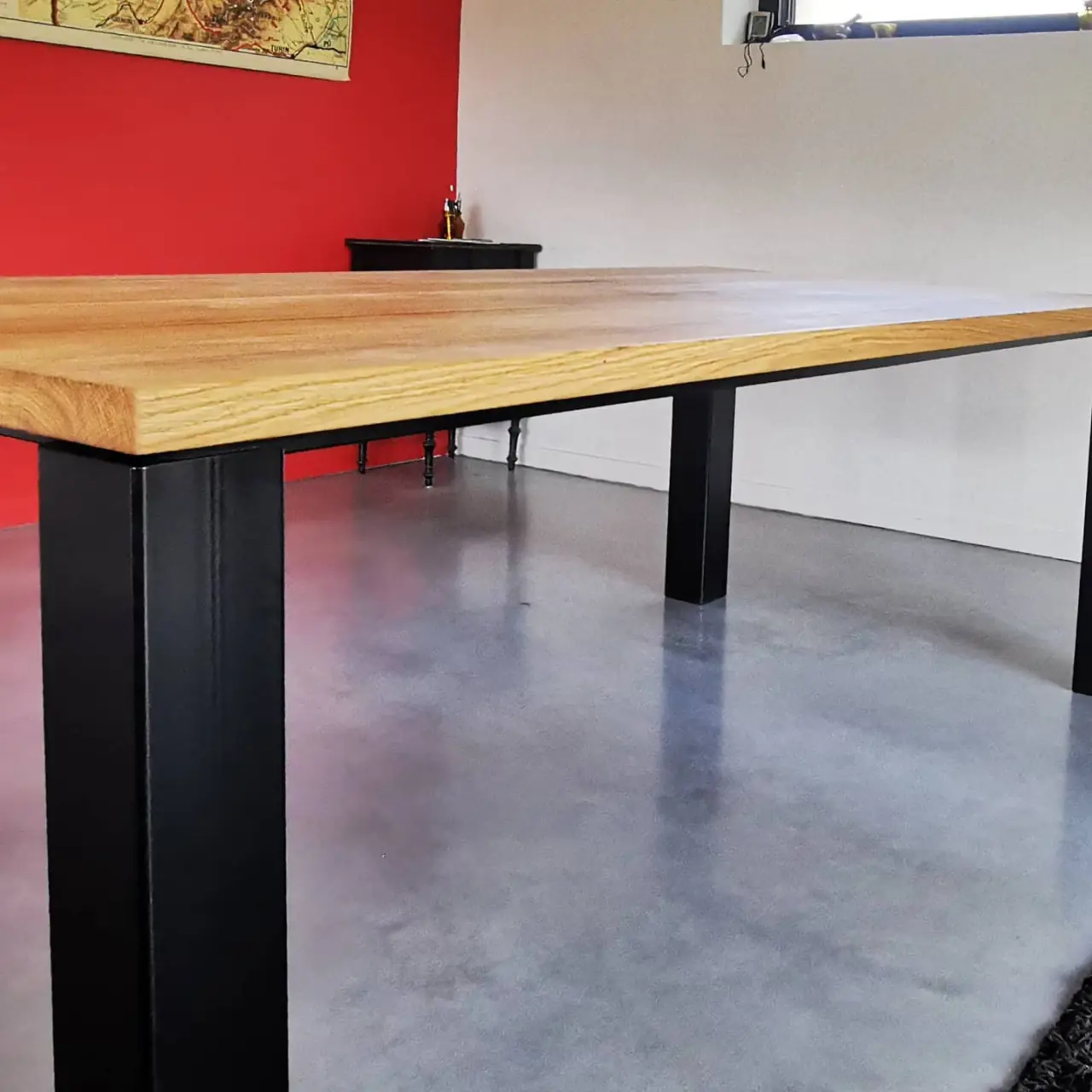 Table en chêne massif et pied acier, thermolaqué noir — Alliage Mobilier à Grenoble (4)